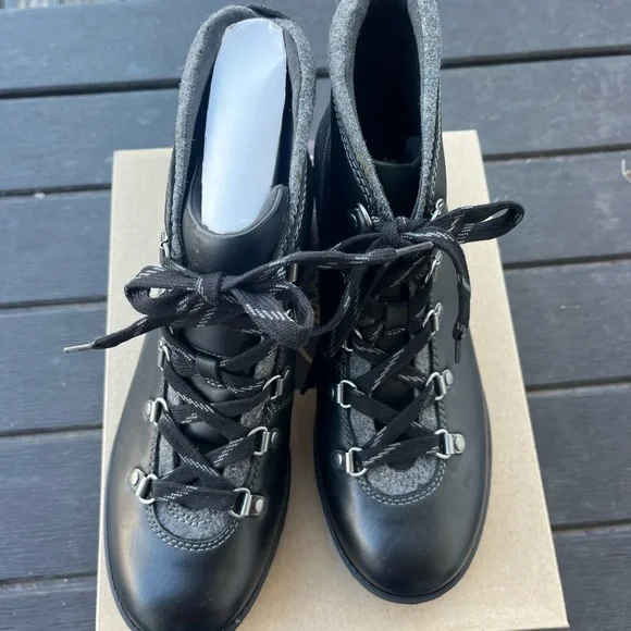 Clarks Boots Women's 9.5 Black Hiking Lace Up cushion comfort store display - Picture 3 of 15